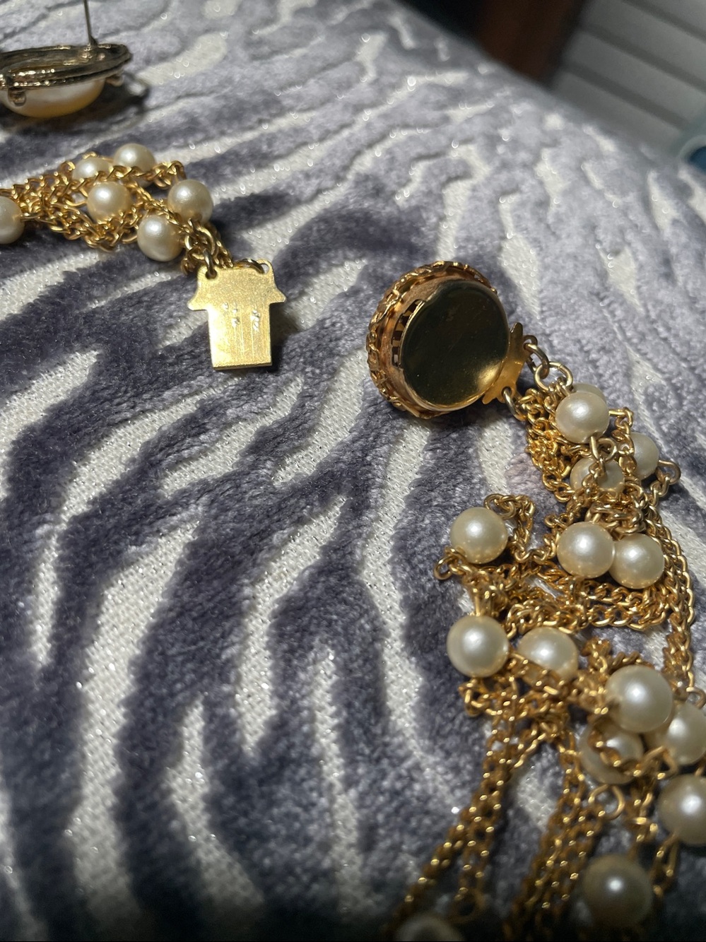 Mid-to-late 20thCenturyVintage Necklace  Two Earring Set.       #5 - Picture 8 of 9